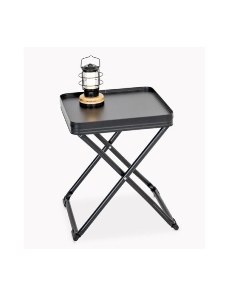 sgabello con vassoio sopra e lampada